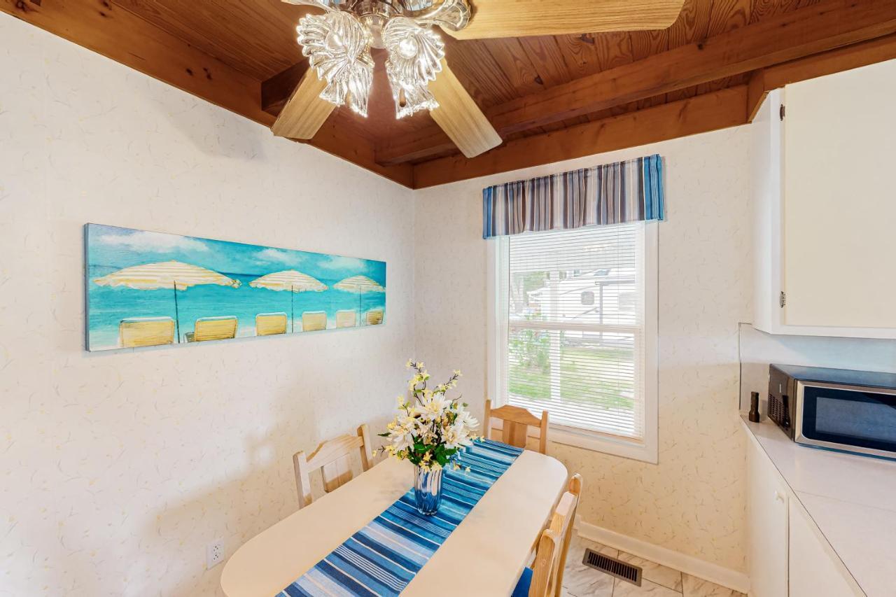 Ginny'S Coastal Cottage Oak Island Eksteriør billede