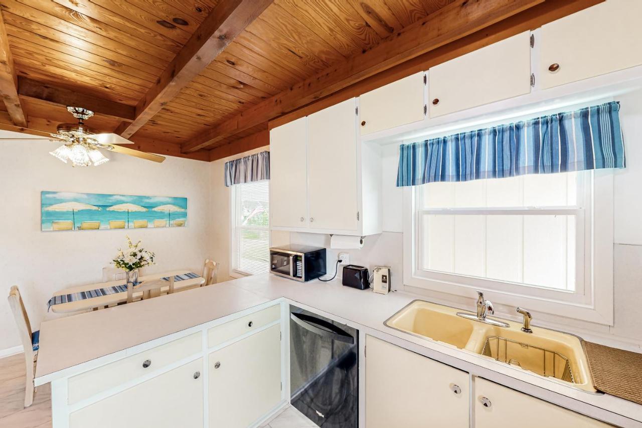 Ginny'S Coastal Cottage Oak Island Eksteriør billede